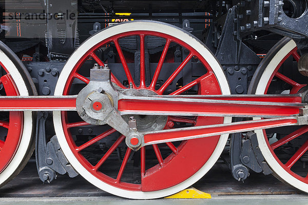 Stützrad  Europa  Transport  britisch  Großbritannien  Geschichte  Innenaufnahme  Museum  Zug  England  Lokomotive  rad