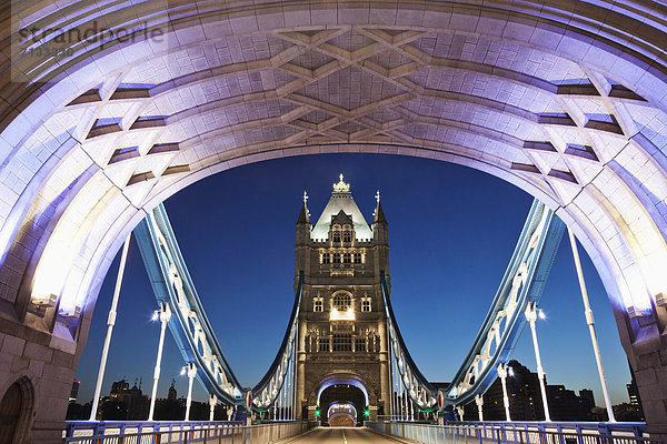 beleuchtet  Europa  britisch  Großbritannien  London  Hauptstadt  Fernverkehrsstraße  Brücke  Fluss  Themse  London Borough of Southwark  Nacht  England  Tower Bridge
