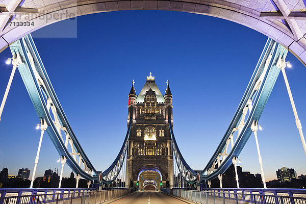 beleuchtet  Europa  britisch  Großbritannien  London  Hauptstadt  Fernverkehrsstraße  Brücke  Fluss  Themse  London Borough of Southwark  Nacht  England  Tower Bridge