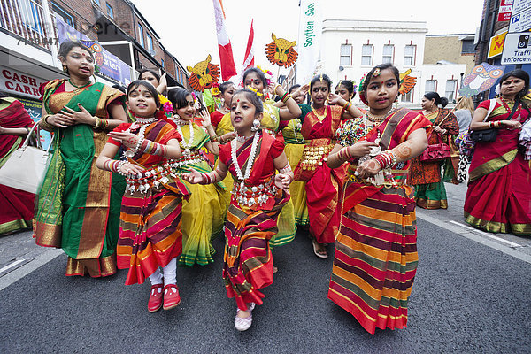 Europa  britisch  Großbritannien  London  Hauptstadt  Festival  Kostüm - Faschingskostüm  Mädchen  Bangladesh  England
