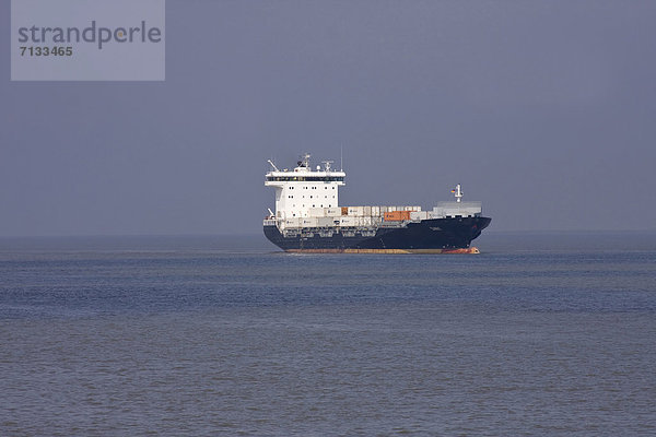 Europa  Querformat  Verkehr  Transport  Schiff  groß  großes  großer  große  großen  verschiffen  Lastkahn  Schiffsfracht  Hamburg - Deutschland  Container  Deutschland