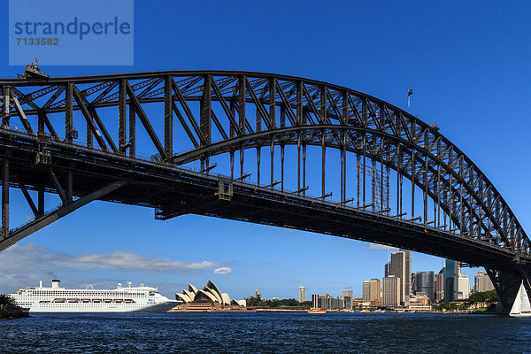 Skyline  Skylines  Hafen  Gebäude  Großstadt  Boot  Brücke  Schiff  Australien  Kreuzfahrtschiff  New South Wales  Sydney  Tourismus