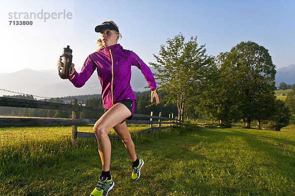 Frau  Sport  gehen  folgen  Gesundheit  rennen  Wiese  trinken  Ramsau bei Berchtesgaden  Österreich  Flasche