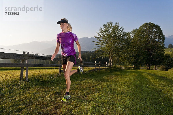 Frau  Sport  gehen  folgen  Gesundheit  rennen  Wiese  joggen  Ramsau bei Berchtesgaden  Österreich