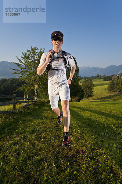 Mann  Sport  gehen  folgen  Gesundheit  rennen  Wiese  joggen  Ramsau bei Berchtesgaden  Österreich