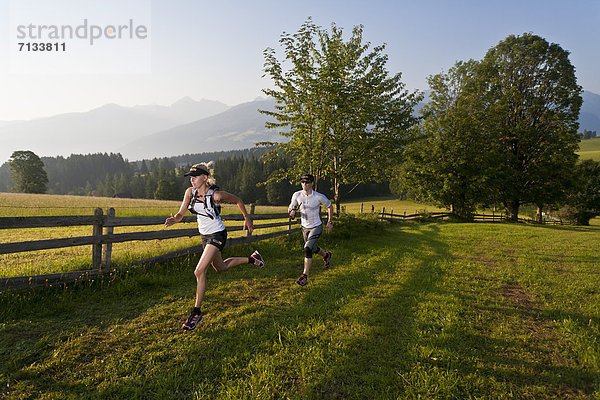 Frau  Mann  Sport  gehen  folgen  Gesundheit  rennen  Wiese  joggen  Ramsau bei Berchtesgaden  Österreich