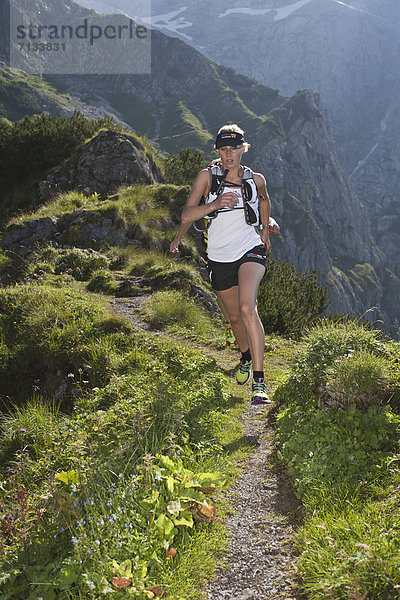 Frau  Berg  Sport  gehen  folgen  Gesundheit  rennen  Wiese  joggen  Ramsau bei Berchtesgaden  Österreich