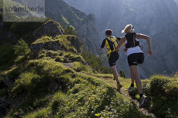 Frau  Berg  Mann  Sport  gehen  folgen  Gesundheit  rennen  Wiese  joggen  Ramsau bei Berchtesgaden  Österreich