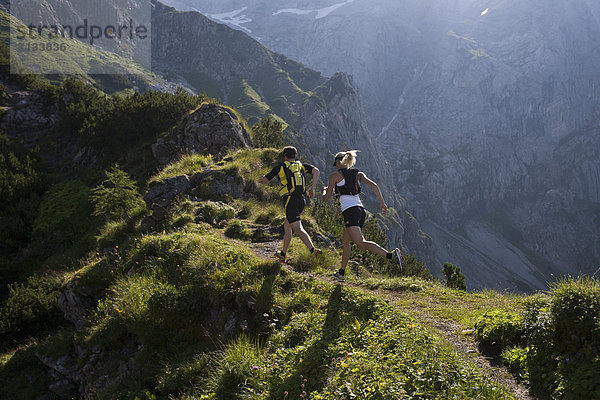 Frau  Berg  Mann  Sport  gehen  folgen  Gesundheit  rennen  Wiese  joggen  Ramsau bei Berchtesgaden  Österreich