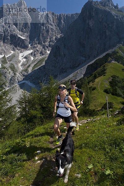 Frau  Berg  Mann  Sport  gehen  folgen  Gesundheit  rennen  Wiese  Ramsau bei Berchtesgaden  Österreich