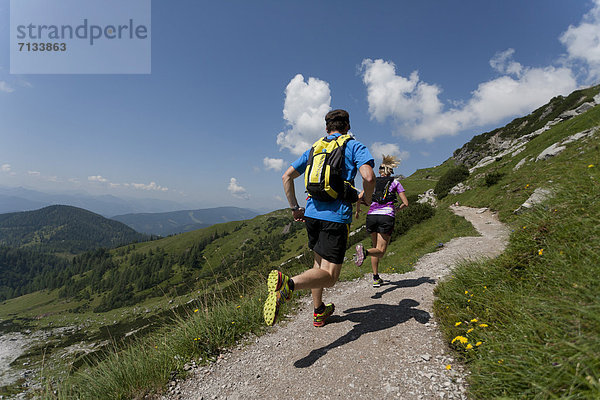 Frau  Berg  Mann  Sport  gehen  folgen  Gesundheit  rennen  joggen  steil  Ramsau bei Berchtesgaden  Österreich