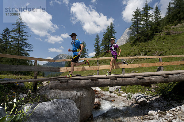 Frau  Berg  Mann  Sport  gehen  folgen  Gesundheit  rennen  Brücke  Bach  Ramsau bei Berchtesgaden  Österreich