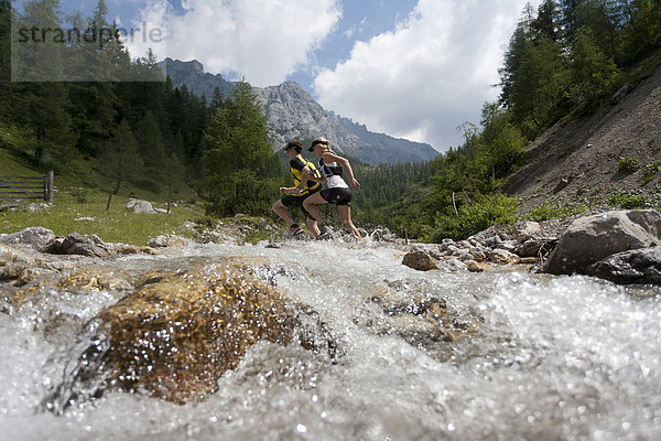 Frau  Berg  Mann  Sport  gehen  folgen  Gesundheit  rennen  Hund  Bach  Ramsau bei Berchtesgaden  Österreich