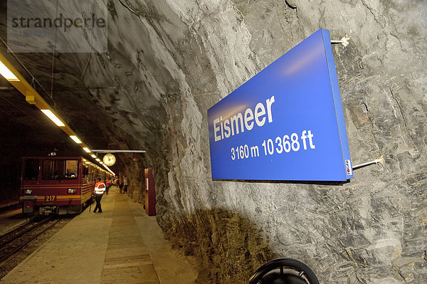 Europa Reise Tunnel Zug Schotterstrasse Berner Oberland Kanton Bern Schweiz Tourismus