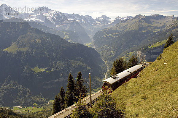 Europa Reise Zug Schotterstrasse Berner Oberland Kanton Bern Schweiz