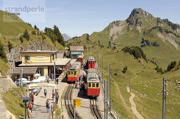 Europa Reise Zug Schotterstrasse Berner Oberland Kanton Bern Schweiz