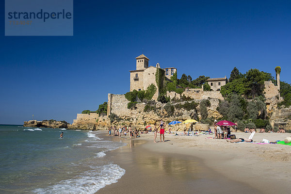Europa Sonnenstrahl Urlaub Palast Schloß Schlösser Strand Wasserwelle Welle Meer Geschichte Sand blau Katalonien Spanien Tarragona Tourismus