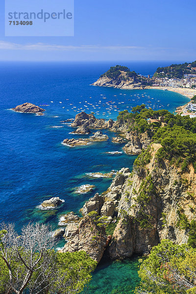 Felsbrocken Wasser Europa Landschaft Steilküste Küste Reise Stadt Boot Meer blau Katalonien Costa Brava Spanien Tossa de Mar Tourismus