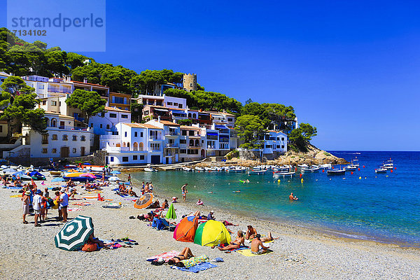 Wasser Europa Urlaub Strand Landschaft Küste Boot Meer weiß Architektur Sonnenschirm Schirm blau Katalonien Costa Brava Girona Spanien Tourismus
