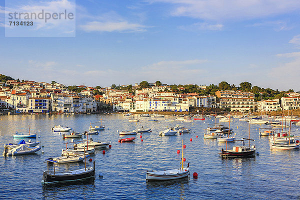 Wasser Europa Strand Landschaft Küste Reise Stadt Boot Meer weiß Kirche blau Bucht Cadaques Katalonien Costa Brava Spanien Tourismus