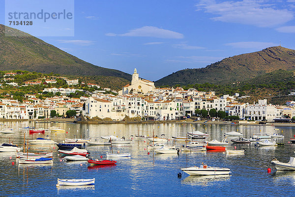 Skyline Skylines Wasser Europa Strand Landschaft Küste Reise Stadt Boot Meer weiß Kirche blau Bucht Cadaques Katalonien Costa Brava Spanien Tourismus