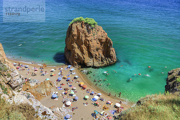 Felsbrocken Wasser Europa Freiheit Urlaub Strand Regenschirm Schirm offen Küste Meer blau nackt Sonnenschirm Schirm Katalonien Costa Brava Spanien Tourismus