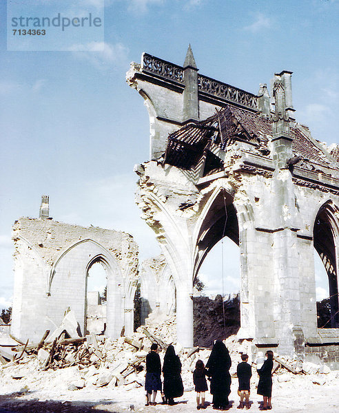 Frankreich  Stadt  Ruine  Kirche  amerikanisch  2  Vernichtung  Nonne  Normandie