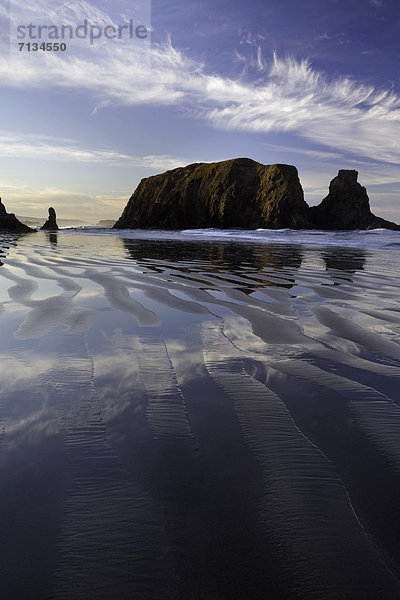 Vereinigte Staaten von Amerika  USA  Wasser  Strand  Ozean  Küste  Sonnenaufgang  Dunst  Spiegelung  Nebel  Meer  Bandon  Bandon Beach  Oregon  Pazifischer Ozean  Pazifik  Stiller Ozean  Großer Ozean