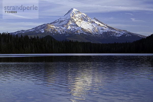 Vereinigte Staaten von Amerika  USA  Hochformat  Wasser  Berg  Sonnenuntergang  Spiegelung  See  Vulkan  Gletscher  Mount Hood  Oregon