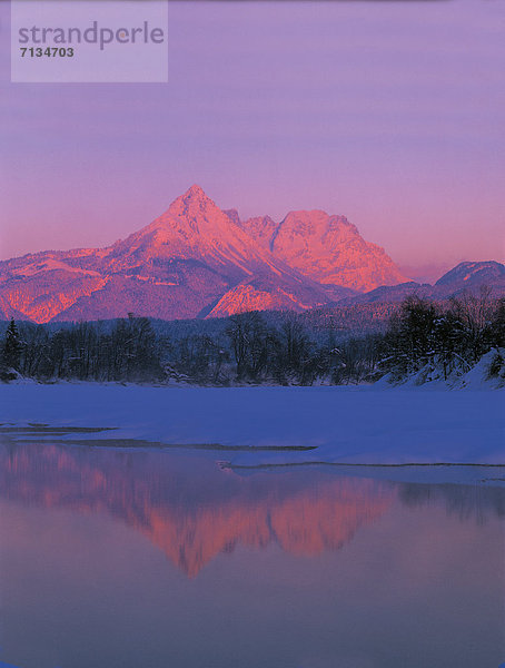 hoch  oben  Wasser  Europa  Berg  Winter  Abend  Baum  Himmel  Spiegelung  Natur  rot  Hotel  Abenddämmerung  Tirol  Österreich  Schnee