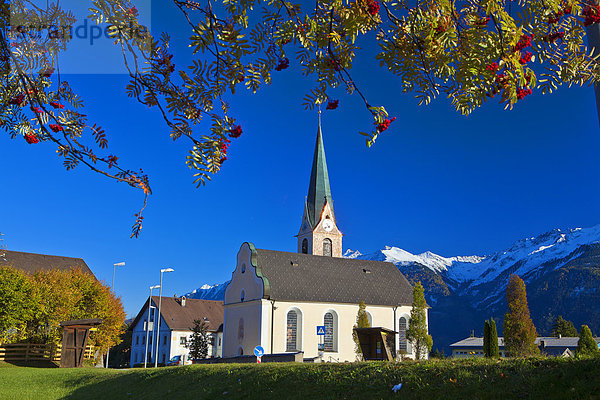Eberesche  Sorbus aucuparia  Europa  Berg  Urlaub  ruhen  Reise  Himmel  Kirche  Dorf  Herbst  blau  rot  Hochebene  Tirol  Österreich  Bergdorf  Rest  Überrest  Schnee