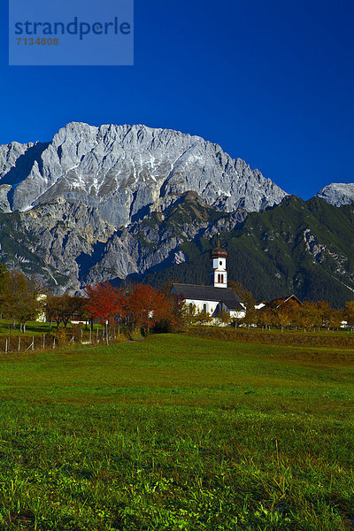 Kirschbaum  Kirsche  hoch  oben  Europa  Berg  Urlaub  ruhen  Ruhe  Landschaft  grün  Natur  Kirche  Stille  blau  rot  Wiese  Kultur  Gegenstand  Hochebene  Tirol  Österreich  Rest  Überrest