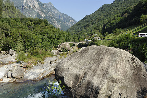 Steinbrücke Flußbett Felsbrocken Fluss Lavertezzo Steinerne Brücke Schweiz Verzasca Verzasca Tal