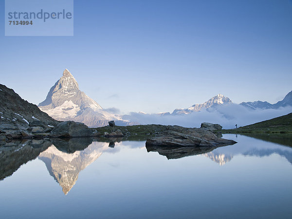 Landschaftlich schön  landschaftlich reizvoll  Wasser  Europa  Berg  Berggipfel  Gipfel  Spitze  Spitzen  Landschaft  Spiegelung  See  Matterhorn  Alpen  zeigen  Bergsee  Schweiz  Zermatt