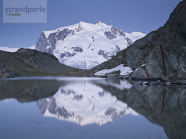 Landschaftlich schön landschaftlich reizvoll Wasser Europa Berg Berggipfel Gipfel Spitze Spitzen Landschaft Sonnenaufgang Spiegelung See Alpen zeigen Monte Rosa Bergsee Schweiz Zermatt