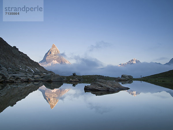 Landschaftlich schön  landschaftlich reizvoll  Wasser  Europa  Berg  Berggipfel  Gipfel  Spitze  Spitzen  Landschaft  Spiegelung  See  Matterhorn  Alpen  zeigen  Bergsee  Schweiz  Zermatt