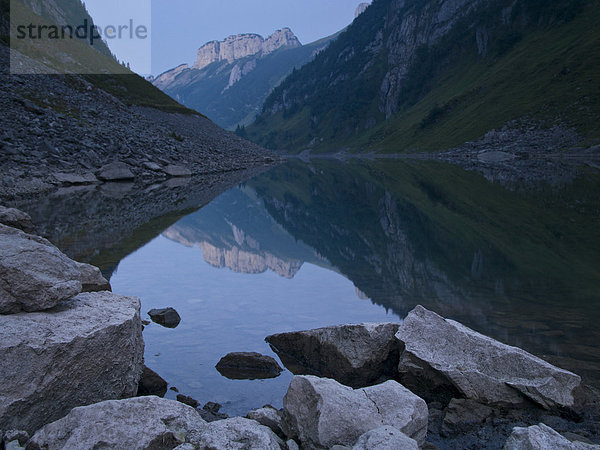 Gebirge  Felsbrocken  Landschaftlich schön  landschaftlich reizvoll  Wasser  Europa  Berg  Stein  Steilküste  Spiegelung  See  Alpen  steil  Bergsee  schweizerisch  Schweiz