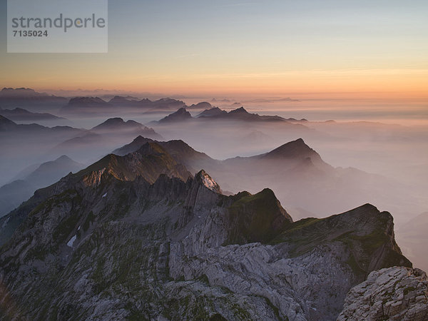 Gebirge  Felsbrocken  Landschaftlich schön  landschaftlich reizvoll  Europa  Berg  Abend  Steilküste  Dunst  Rauch  Nebel  Alpen  Berggipfel  Gipfel  Spitze  Spitzen  rot  Schweiz