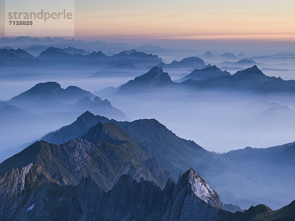 Gebirge  Felsbrocken  Landschaftlich schön  landschaftlich reizvoll  Europa  Berg  Abend  Steilküste  Dunst  Rauch  Nebel  Alpen  blau  Berggipfel  Gipfel  Spitze  Spitzen  rot  Schweiz