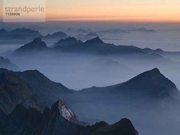 Gebirge  Felsbrocken  Landschaftlich schön  landschaftlich reizvoll  Europa  Berg  Abend  Steilküste  Dunst  Rauch  Nebel  Alpen  blau  Berggipfel  Gipfel  Spitze  Spitzen  rot  Schweiz