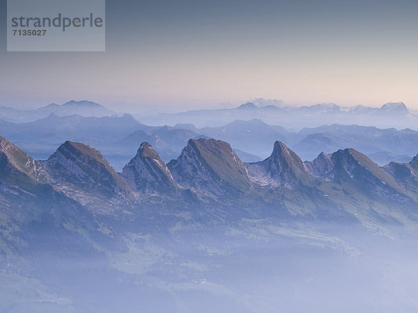 Gebirge Felsbrocken Landschaftlich schön landschaftlich reizvoll Europa Berg Berggipfel Gipfel Spitze Spitzen Steilküste Dunst Nebel Alpen blau schweizerisch Schweiz