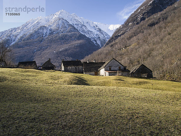 Landschaftlich schön landschaftlich reizvoll Berg Wohnhaus Gebäude Dorf Wiese Bergdorf Schweiz