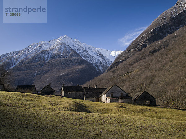Landschaftlich schön landschaftlich reizvoll Berg Wohnhaus Gebäude Dorf Wiese Bergdorf Schweiz