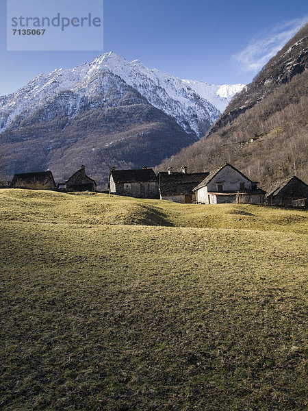 Landschaftlich schön landschaftlich reizvoll Berg Wohnhaus Gebäude Dorf Wiese Bergdorf Schweiz