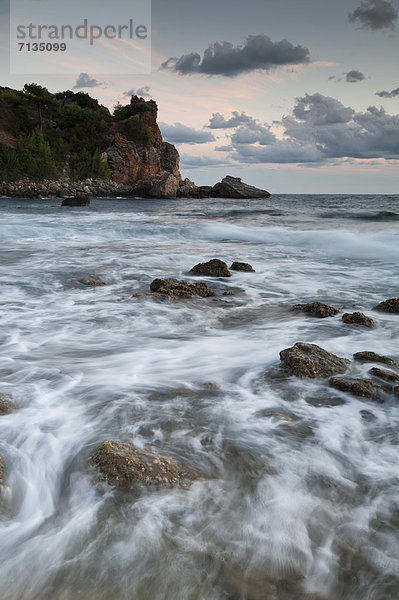 Felsbrocken Wasser Stein Steilküste Küste Wasserwelle Welle Meer Anatolien Antalya Asien Mittelmeer Türkei türkisch