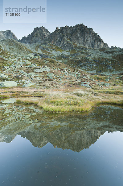 Felsbrocken  Landschaftlich schön  landschaftlich reizvoll  Wasser  Europa  Berg  europäisch  Steilküste  grün  Spiegelung  See  Alpen  Stein  Bergsee  Schweiz