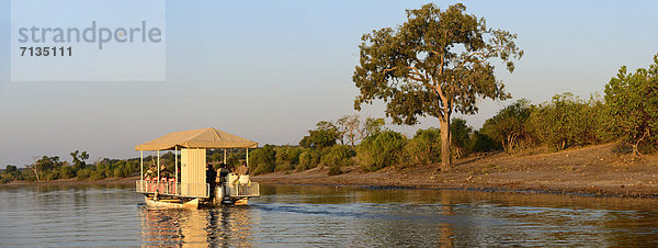 Nationalpark  Panorama  Baum  Tagesausflug  Boot  Fluss  Safari  Afrika  Botswana