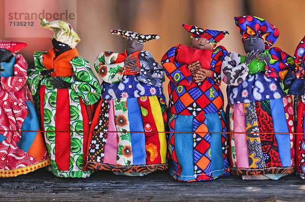 Farbaufnahme  Farbe  Frau  Vitalität  Querformat  Namibia  Puppe  Afrika  Handwerk  Damaraland