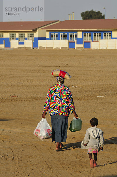 Hochformat  Frau  tragen  gehen  Sommer  folgen  Lebensmittelladen  Namibia  Mädchen  Mutter - Mensch  Afrika  Skelettküste