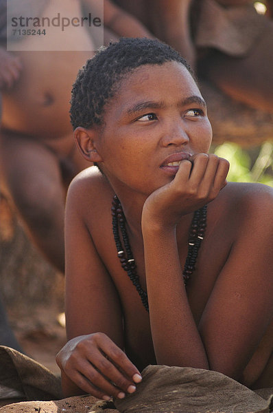 Hochformat  liegend  liegen  liegt  liegendes  liegender  liegende  daliegen  Frau  Landschaft  sehen  Entspannung  Halskette  Kette  Namibia  Jagd  primitiv  Afrika  Nomade  Volksstamm  Stamm